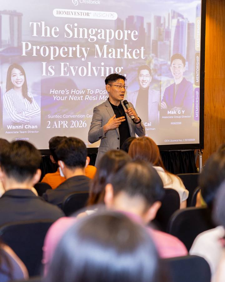 A Crestbrick realtor presenting on stage at a Homevestor masterclass